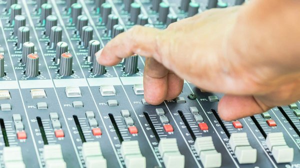 How can you modify a car's audio system for optimal sound quality without draining the battery in the UK?